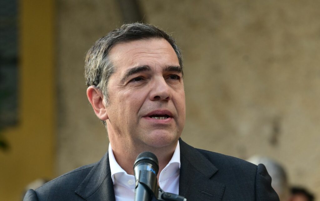 Αλέξης Τσίπρας: Ευχαριστεί για τα “καλά λόγια” και “στέλνει πρόσκληση” για την παρουσίαση του βιβλίου του