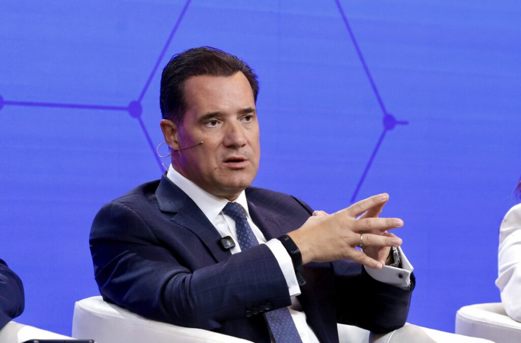 Οι “εκλεκτικές” σχέσεις των ΕΛΤΑ με την PwC, το μπαλάκι του Άδωνι στον Πιερρακάκη, το τζάκι που έκαψε τον Κωστή και η νέα μεταγραφή του Αλέξη