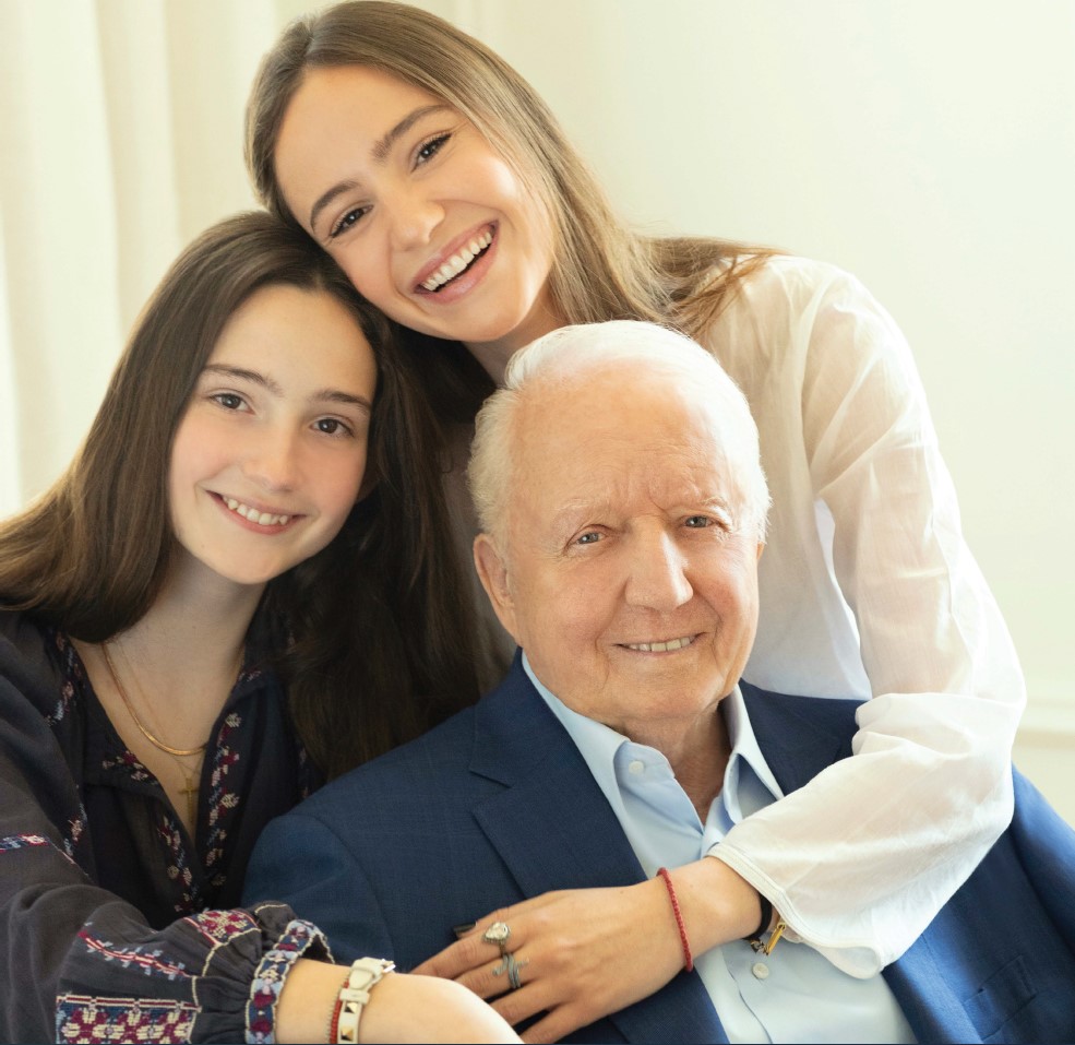 Ο ιδρυτής της Grecotel Νίκος Δασκαλαντωνάκης, με την 3η γενιά της Grecotel, τις εγγονές του Οδύσσια και Νίκη Σηφουνάκη Δασκαλαντωνάκη