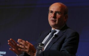 Οι νάρκες του Χατζηδάκη, οι συνομιλίες του Καραχάλιου με τον Παυλόπουλο, η επιδίωξη του συγγραφέα Αλέξη και το πραγματικό ερώτημα