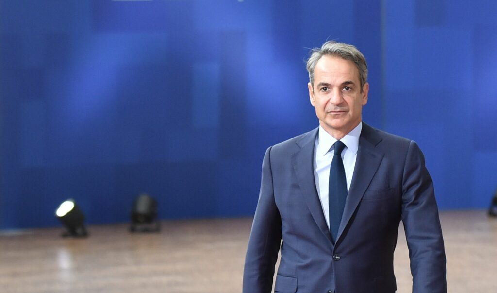 Η διπλή αποστολή Μητσοτάκη στο Λονδίνο, το νέο ταξίδι Παπασταύρου στις ΗΠΑ, η έφοδος της OLAF στην ΚτΠ και οι εκπρόσωποι του Τραμπ στην Ελλάδα