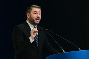 Το απαγορευτικό από Ανδρουλάκη, οι πρωινές επισκέψεις της OLAF, η χωρίς διαγωνισμό προμήθεια οχημάτων στον στρατό και το σίριαλ του “μοναδικού συμμετέχοντα” στο Ψηφιακής Διακυβέρνησης