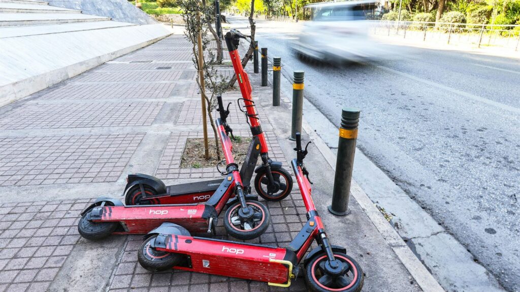 Κόντρα Δούκα – Θεοδωρικάκου για τα ηλεκτρικά πατίνια