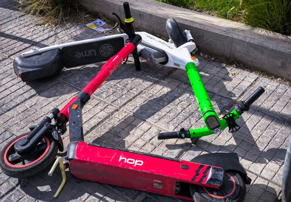 Νέος κανονισμός κυκλοφορίας και στάθμευσης για τα ηλεκτρικά πατίνια στον Δήμο Αθηναίων