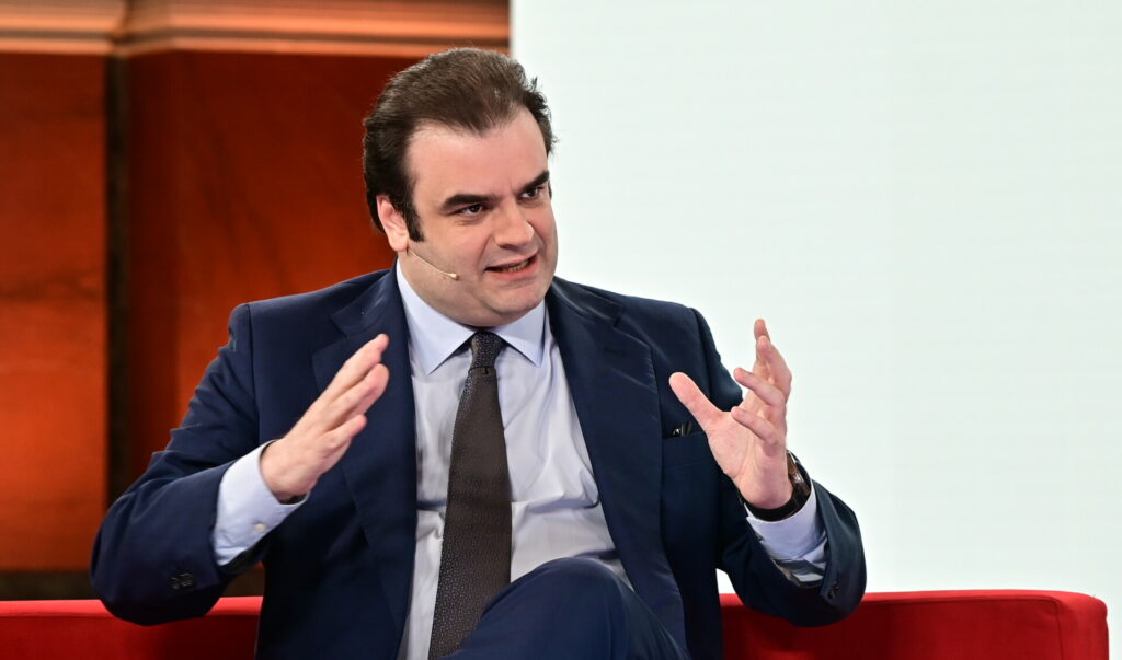 Οι συσχετισμοί της (εν αναμονή) υποψηφιότητας Πιερρακάκη, οι πάνω από 100 προσκλήσεις στην Κίμπερλι και η επιλογή για την κορυφή στο Επικρατείας του ΠΑΣΟΚ