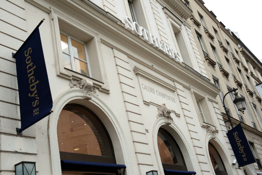 Sotheby’s: Σε δημοπρασία το ιστορικό βιολετί παλτό της Ζακλίν Κένεντι