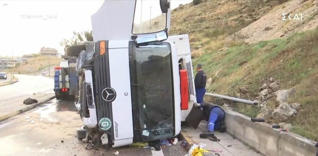 Πέραμα: Νεκρή γυναίκα μετά από ανατροπή φορτηγού