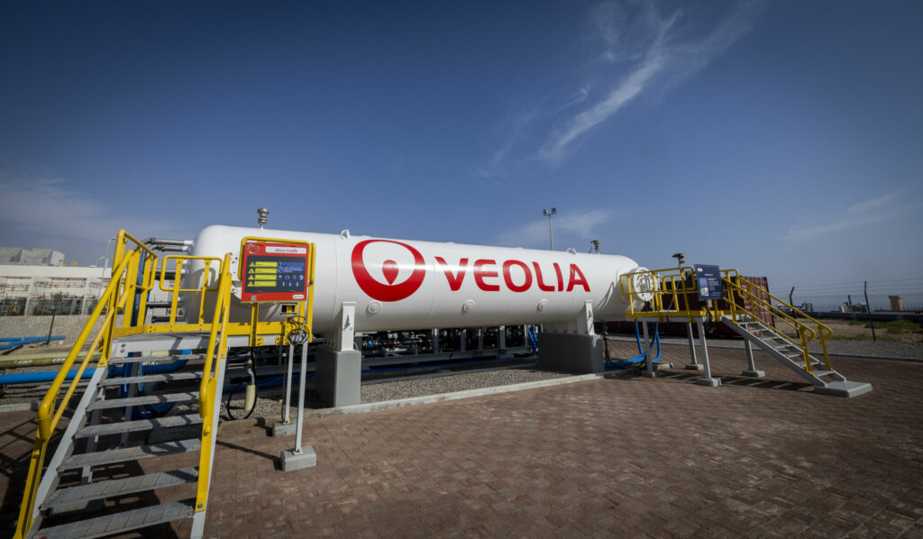 Ποιος είναι ο γαλλικός κολοσσός Veolia που θέλει να μπει στην αγορά απορριμμάτων μετά τα νερά