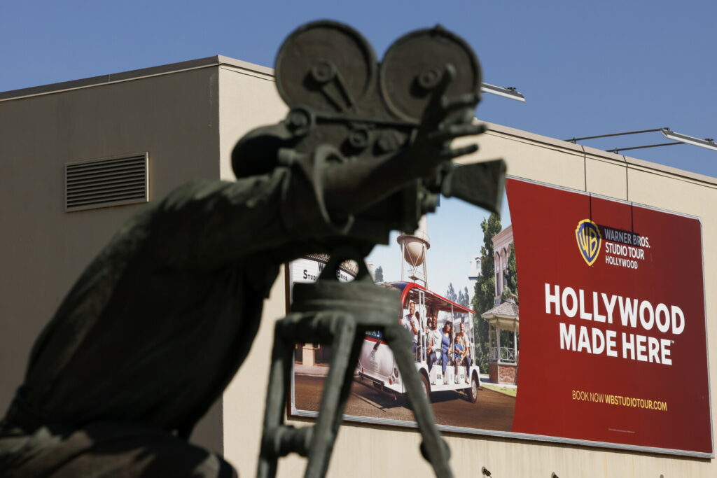 Μάχη γιγάντων για τη Warner Bros.: Τη διεκδικούν Netflix, Comcast και Paramount