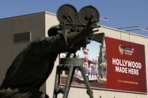 Μάχη γιγάντων για τη Warner Bros.: Τη διεκδικούν Netflix, Comcast και Paramount