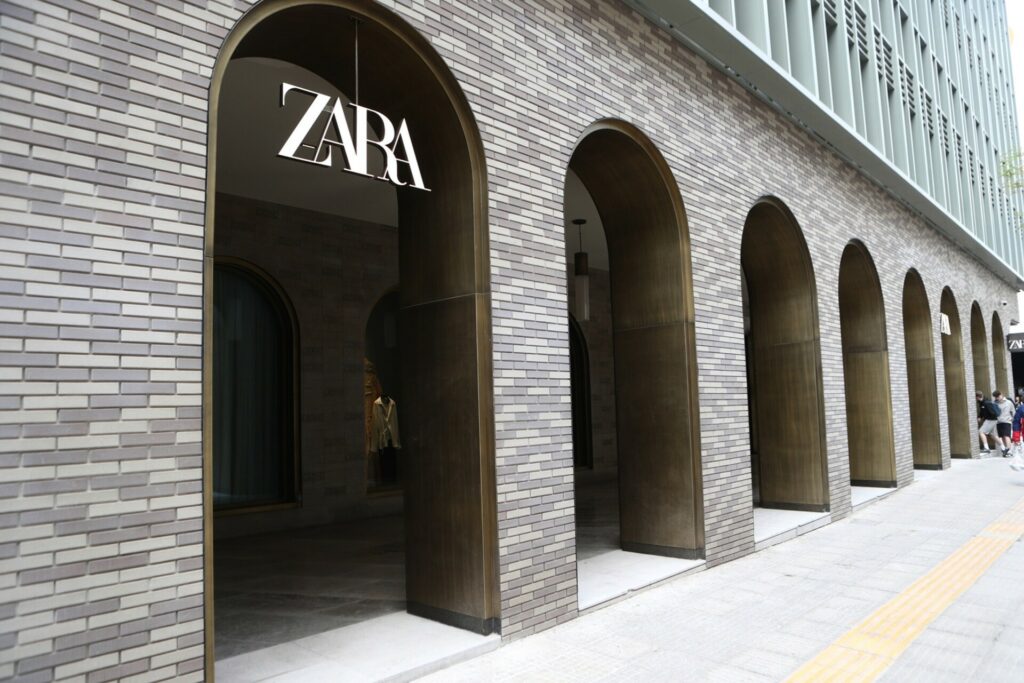 Θερινές εκπτώσεις 2026: Η Zara ξεκίνησε νωρίτερα τις προσφορές
