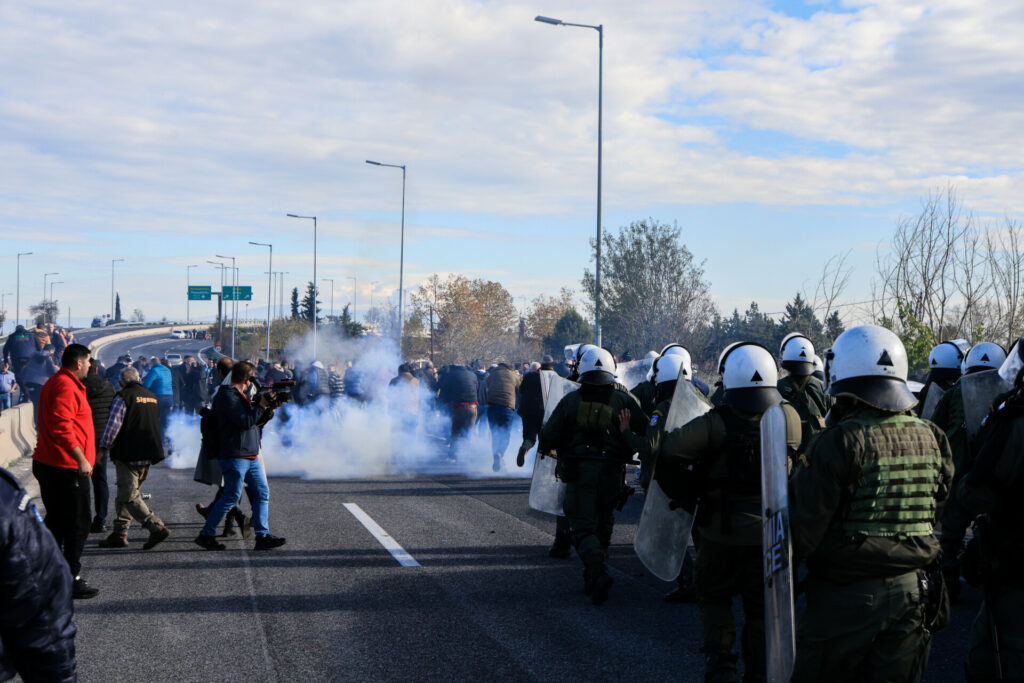 Ένταση μεταξύ αγροτών και αστυνομικών δυνάμεων στον Ε65, συλλήψεις και τραυματίες