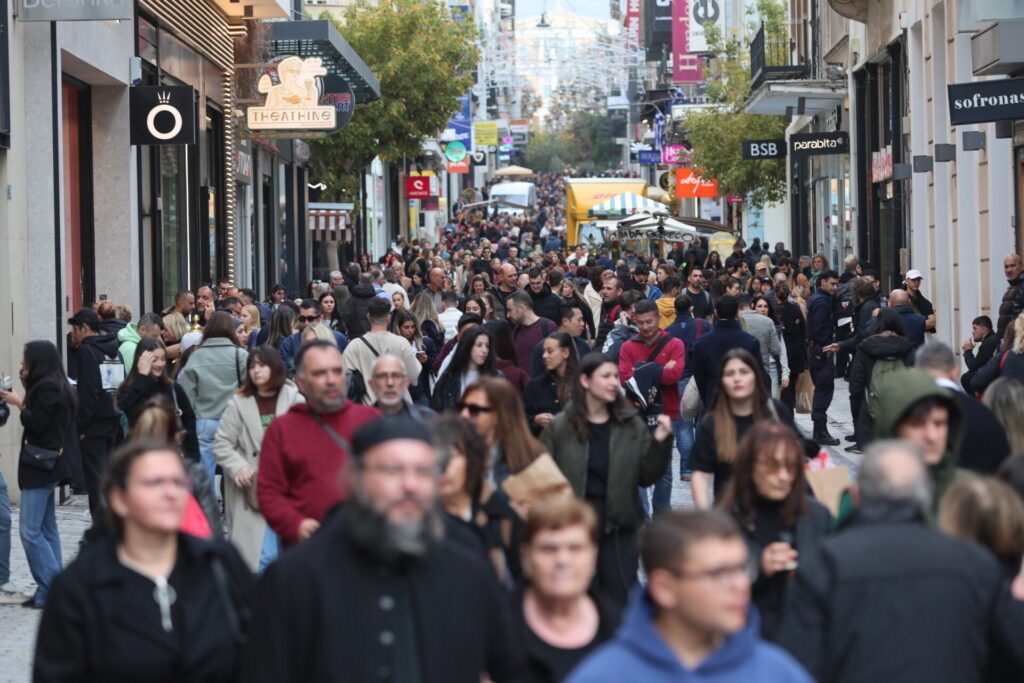 Black Friday 2025: Κατάμεστη η Ερμού μετά τη σφοδρή κακοκαιρία
