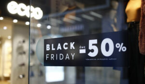 Black Friday 2025: Ξεκίνησαν οι προσφορές σε Nike, Intersport, Zakcret, Cosmos Sport