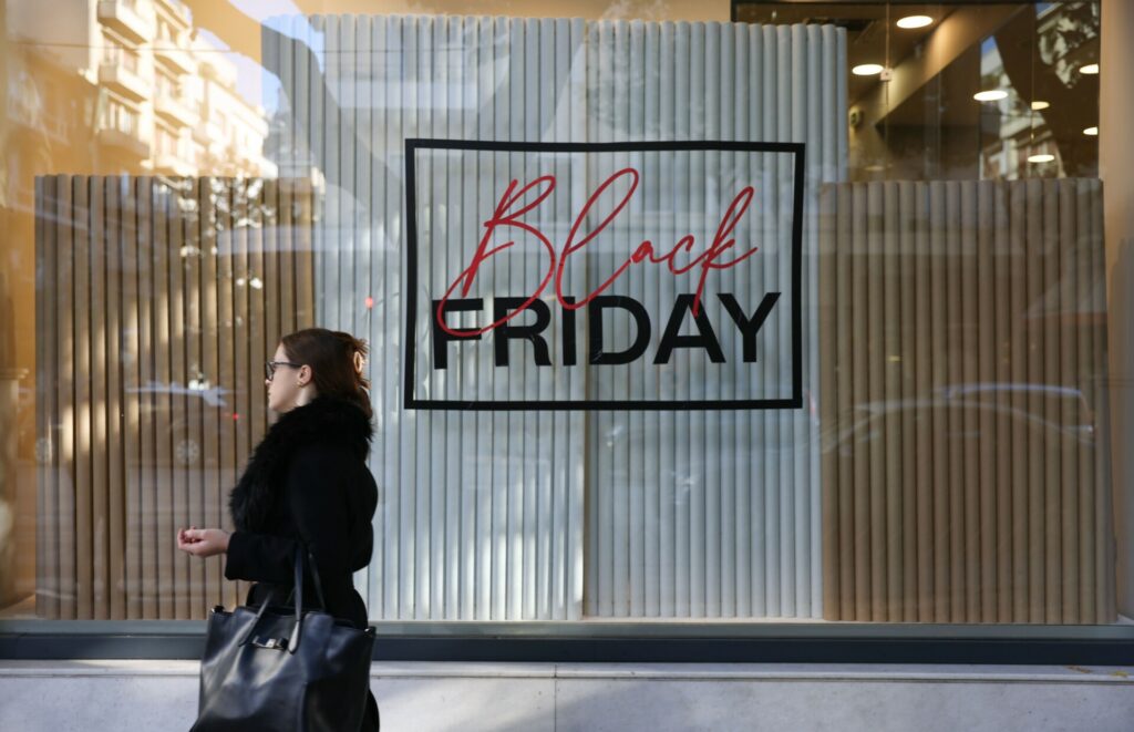Black Friday 2025: Οι εκπτώσεις που σχεδιάζουν Bershka, Zara και Oysho