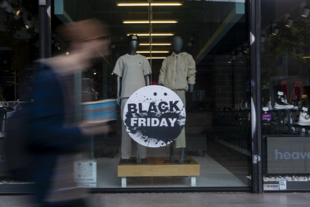 Black Friday 2025: Ανοιχτά τα καταστήματα την Κυριακή, το ωράριο λειτουργίας 