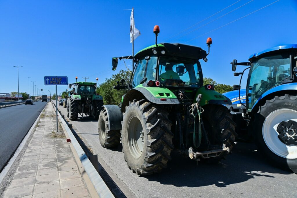 Στους δρόμους αγρότες και κτηνοτρόφοι: Μπλόκα σε Εθνικές Οδούς και λιμάνια την Κυριακή