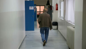 Στο μπρα ντε φερ κυβέρνησης-αντιπολίτευσης κερδίζουν οι… αναποφάσιστοι