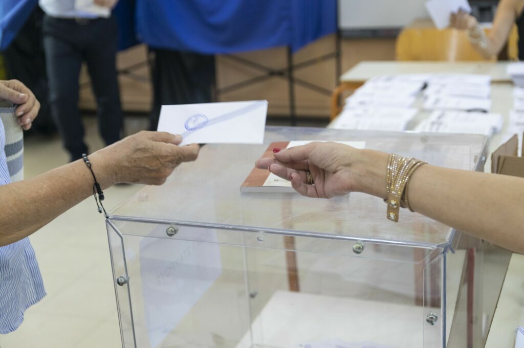 Οι αναποφάσιστοι, ο κύριος “Τίποτα” και η καθίζηση των κομμάτων