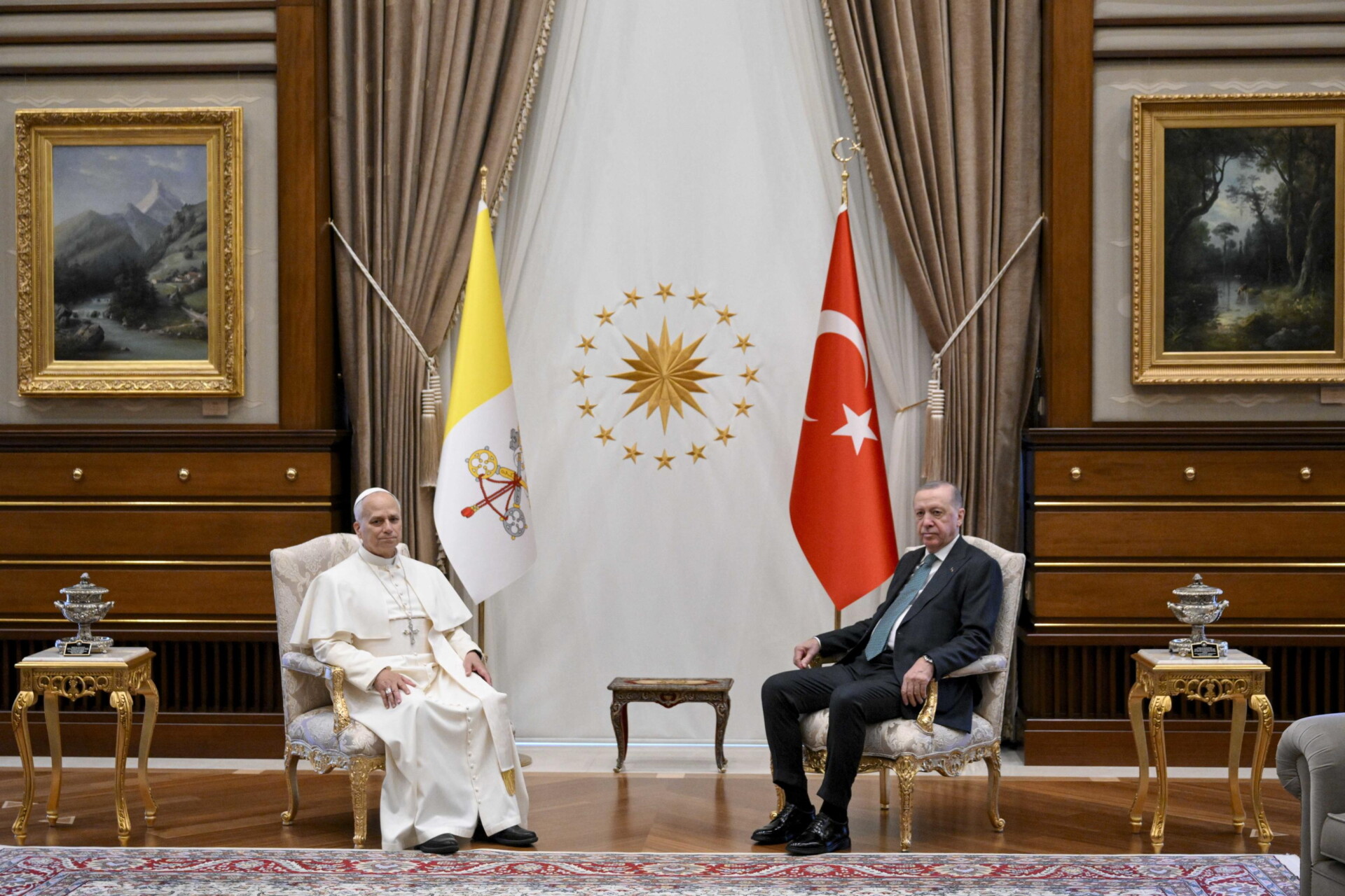 Συνάντηση Πάπα Λέοντος ΙΔ' και Ρετζέπ Ταγίπ Ερντογάν © EPA/VATICAN MEDIA HANDOUT