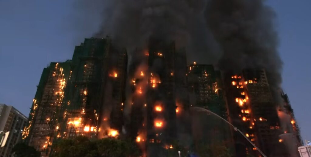 Χονγκ Κονγκ: Τουλάχιστον 14 οι νεκροί από τους φλεγόμενους ουρανοξύστες