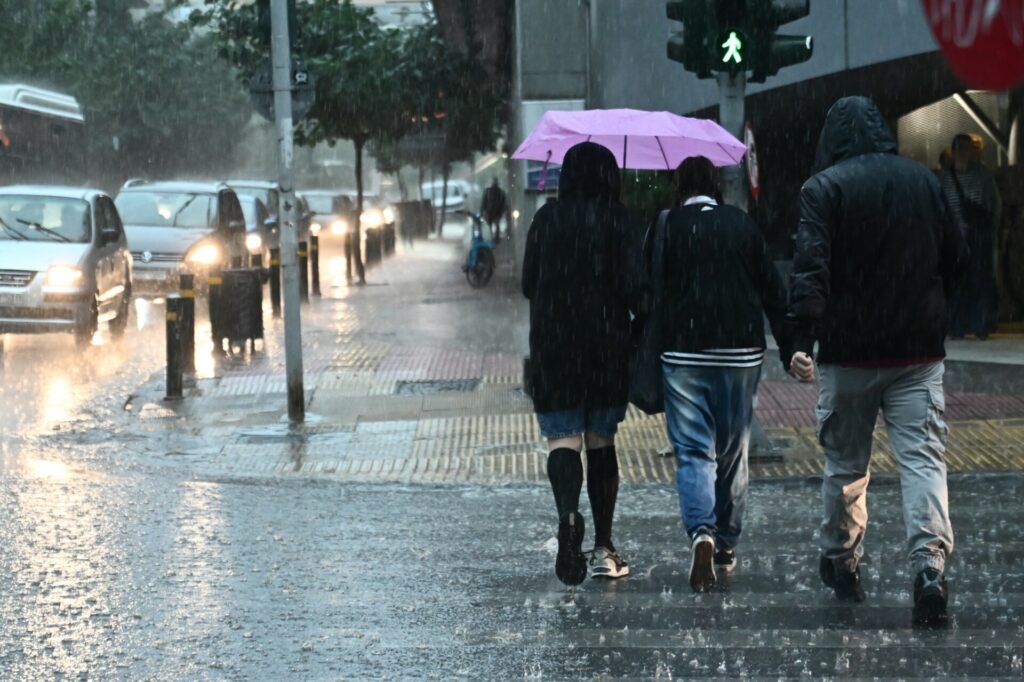 Η κακοκαιρία Adele έφερε χαλάζι στην Αττική, πλημμύρισαν δρόμοι