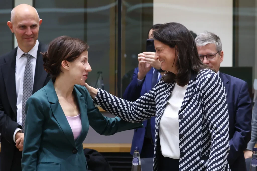 Η Κεραμέως ενημερώνει τις Βρυξέλλες για τις ΣΣΕ