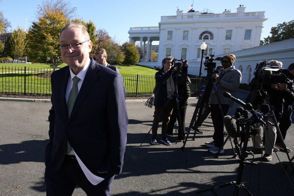 Κέβιν Χάσετ: Ο έμπιστος του Τραμπ επικρατεί στην κούρσα για την προεδρία της Fed