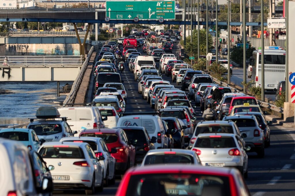 Πάνω από μια δεκαετία θα χρειαστεί για την αποσυμφόρηση του κυκλοφοριακού στην Αττική