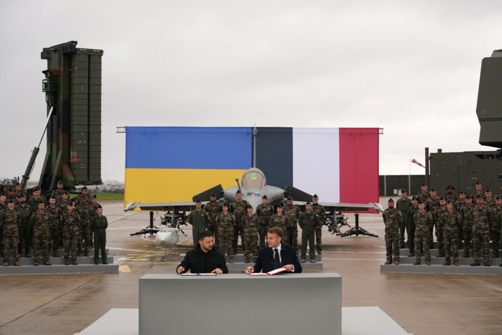 Συμφωνία ορόσημο για την αγορά έως και 100 Rafale υπέγραψαν Μακρόν και Ζελένσκι