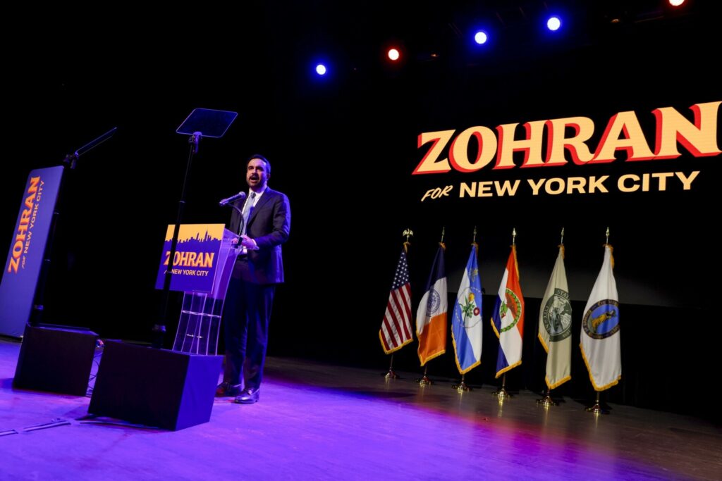 Η ελίτ των πλουσίων της Νέας Υόρκης και ο Μαμντάνι: Η σύγκρουση δύο κόσμων