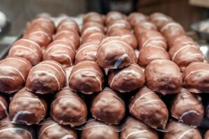 Μελομακάρονα: Σκαρφάλωσαν στα 23 ευρώ το κιλό