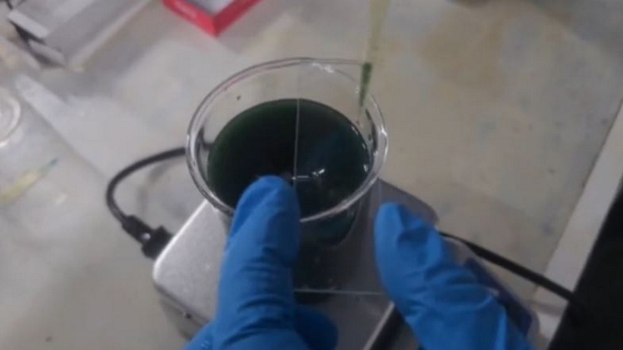 Τι είναι το μπλε μέλι που ταξιδεύει σε όλο τον κόσμο