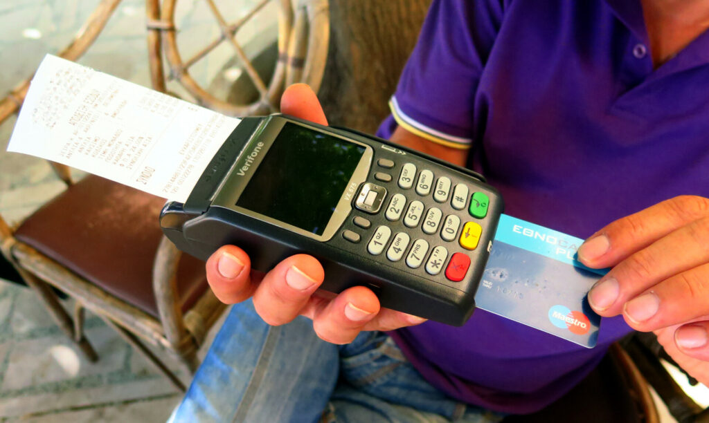 “Καμπάνες” έως 300.000 ευρώ για POS & IRIS σε επιχειρήσεις, τι πρέπει να κάνουν