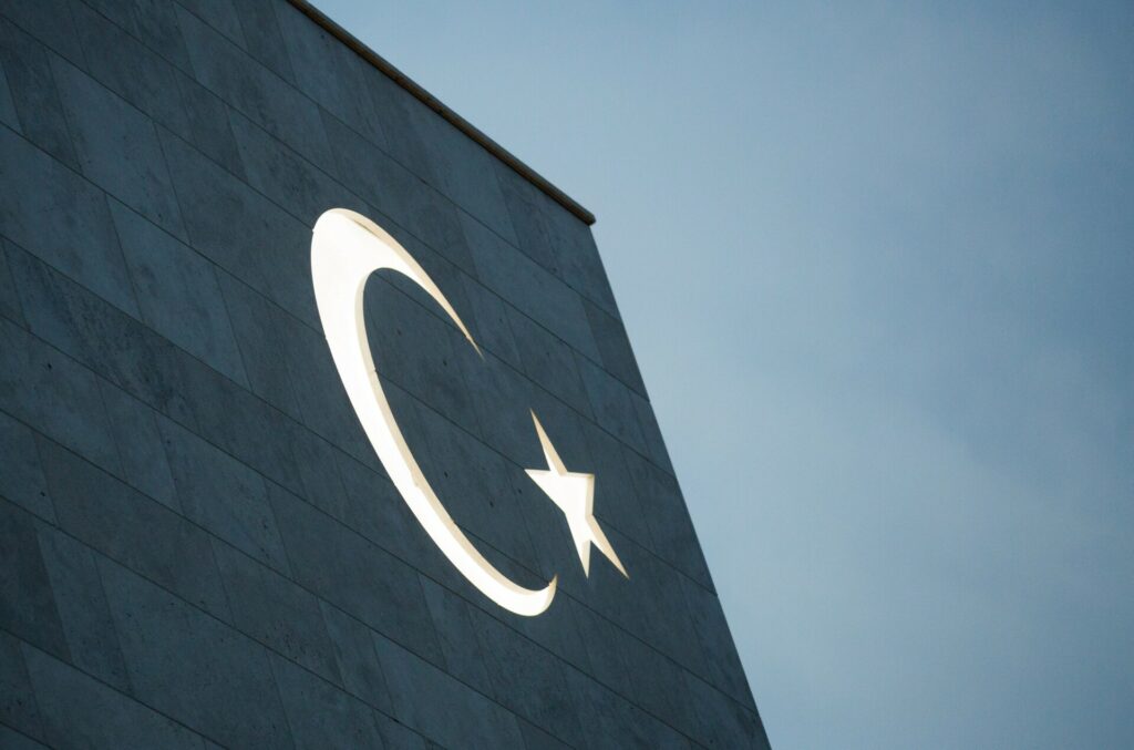 Το βιβλίο Τσίπρα που ανοίγει πληγές στην Κεντροαριστερά και το παρασκήνιο πίσω από την απόφαση της Τουρκίας να μην κάνει ακόμα αίτηση στο πρόγραμμα SAFE