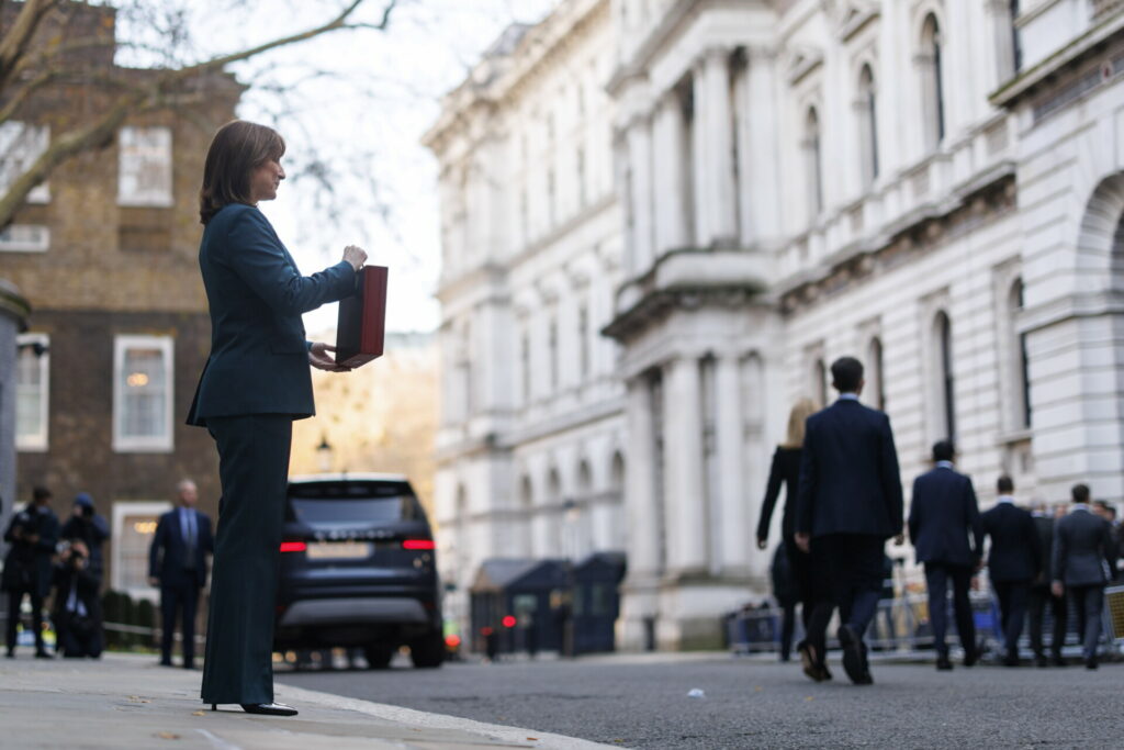 Ηνωμένο Βασίλειο: Ετήσιο φόρο ανακοίνωσε η Ριβς σε κατοικίες αξίας 2 εκατ. λιρών