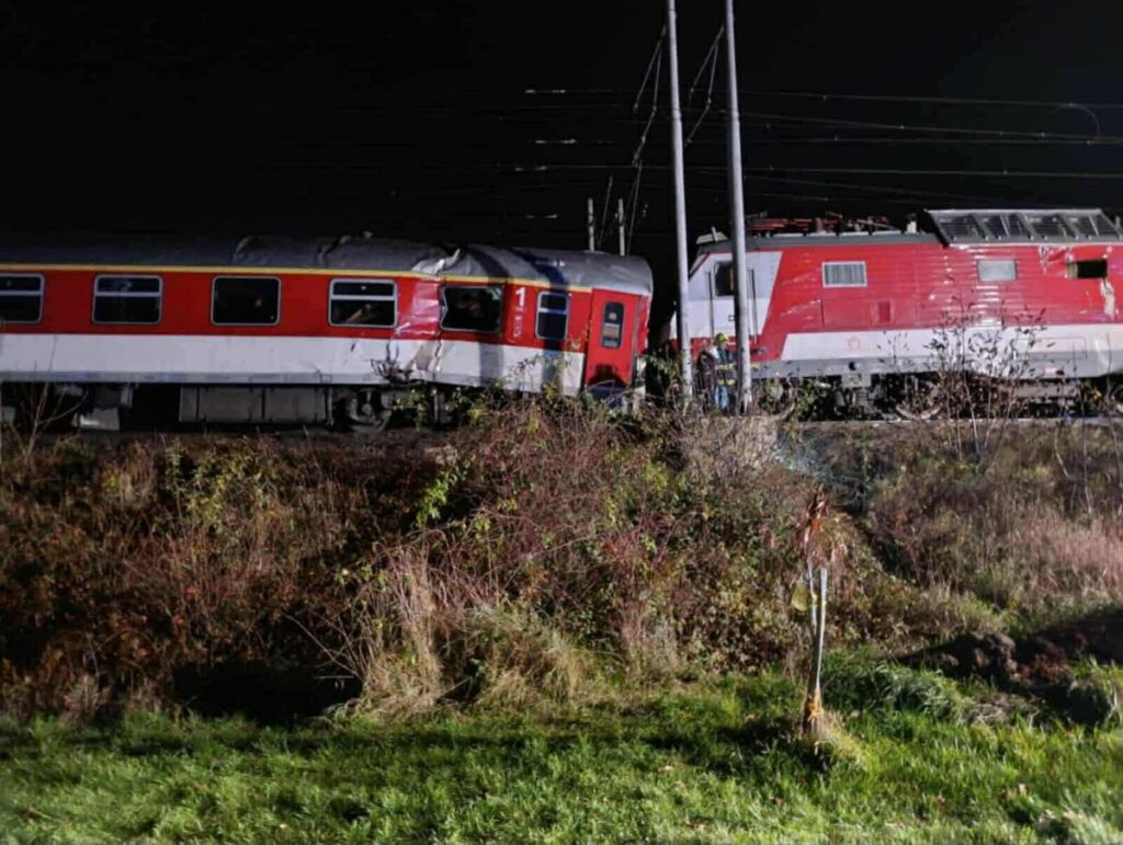 Σφοδρή σύγκρουση τρένων στη Σλοβακία με πολλούς τραυματίες