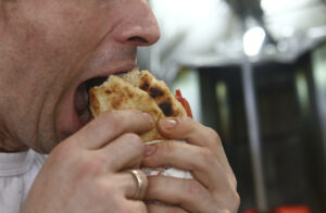 Σουβλάκι: Γιατί αυξάνεται το τυλιχτό