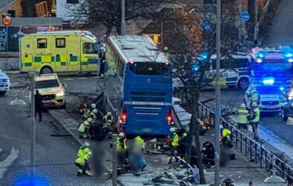 Σουηδία: Νεκροί και τραυματίες από πτώση λεωφορείου σε στάση