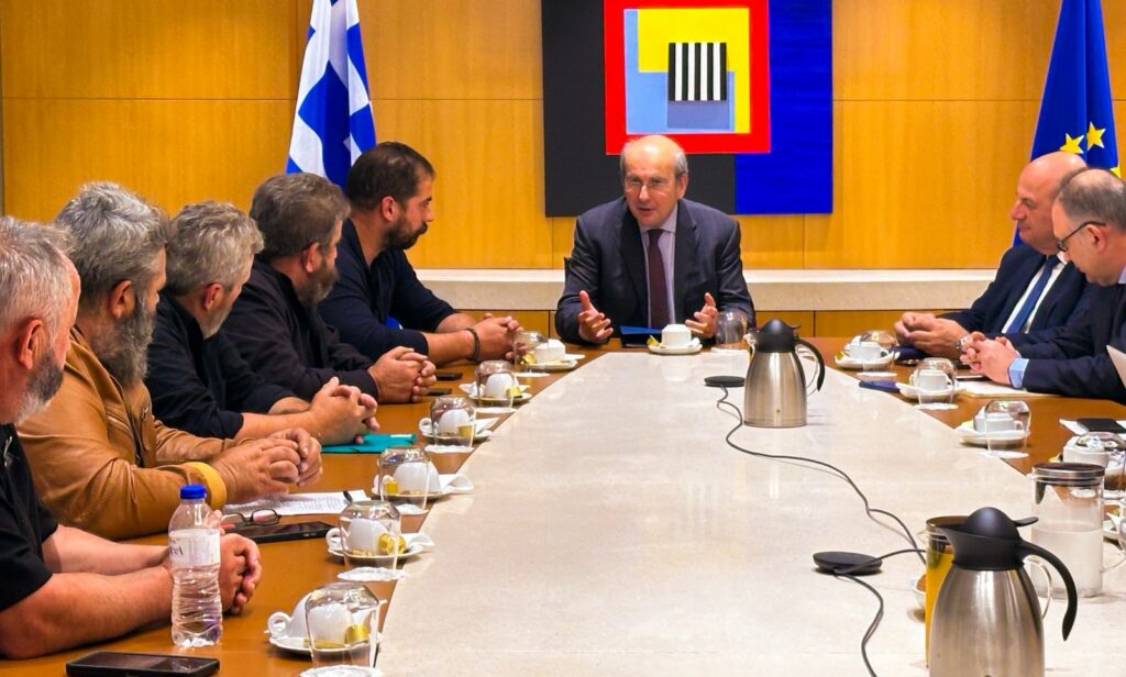 Συνάντηση Χατζηδάκη & Τσιάρα με εκπροσώπους κτηνοτρόφων στην Κρήτη