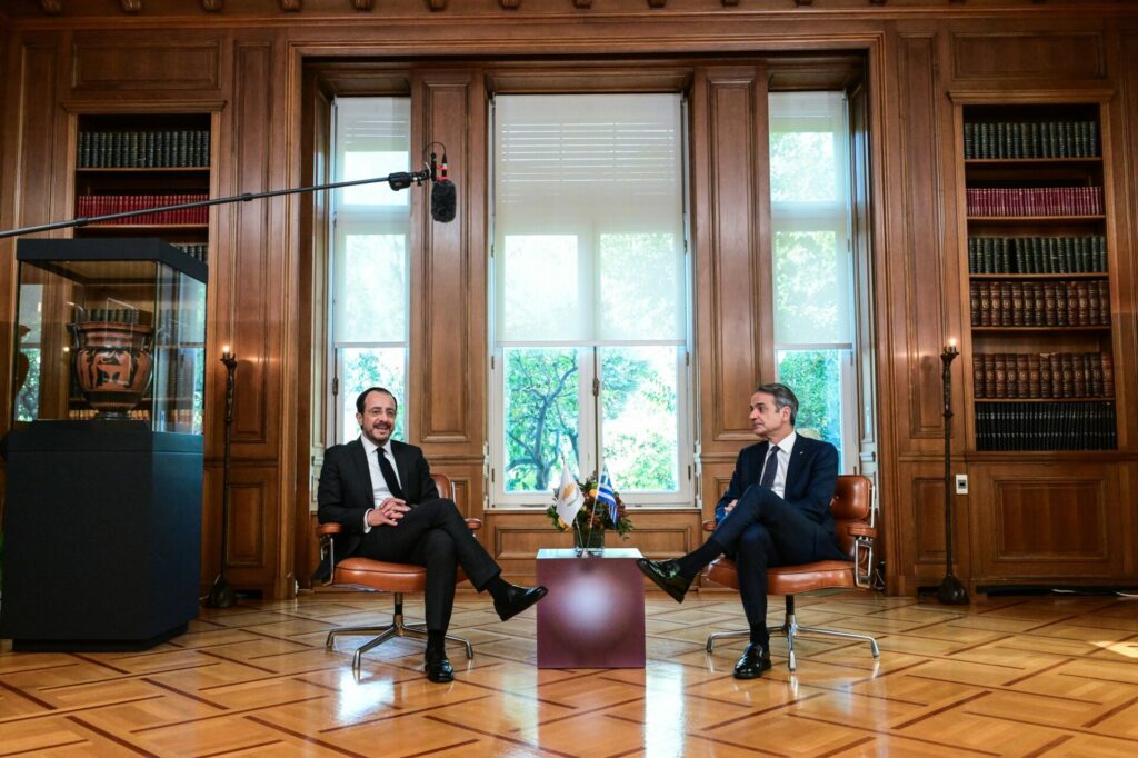 Σε εξέλιξη η συνάντηση Μητσοτάκη με Χριστοδουλίδη στο Μαξίμου