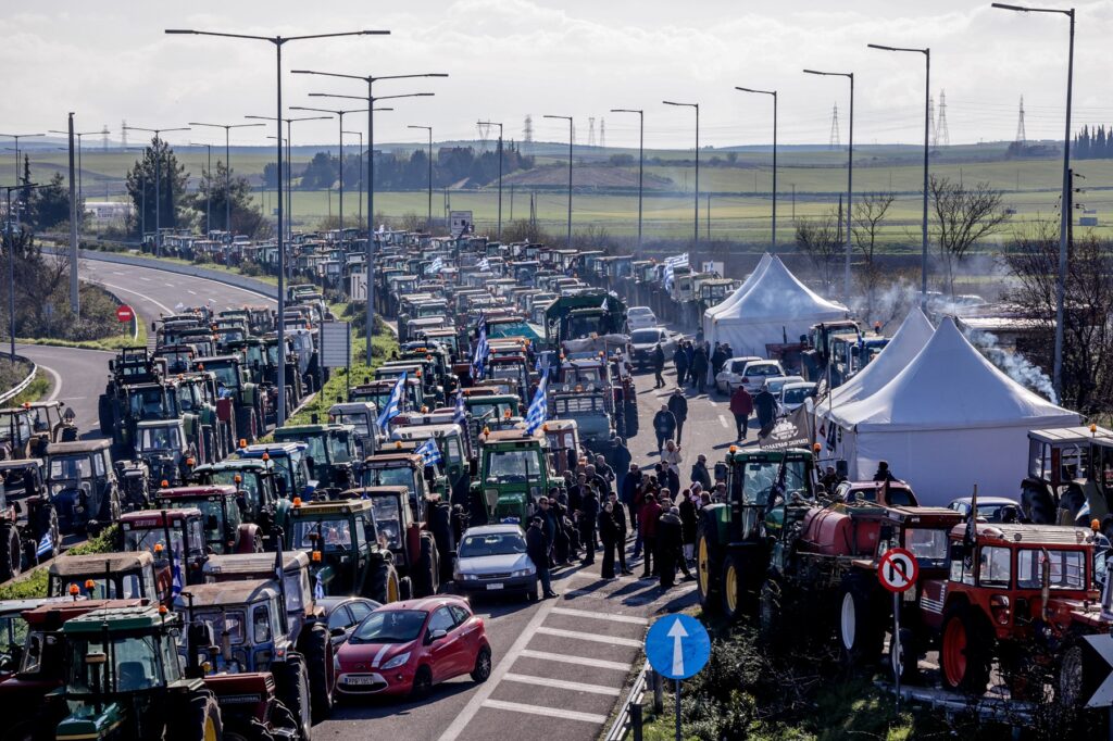 Μπλόκα αγροτών: “Αν δεν δοθούν απαντήσεις, τότε όχι σε διάλογο, όχι σε κομματική καθοδήγηση”