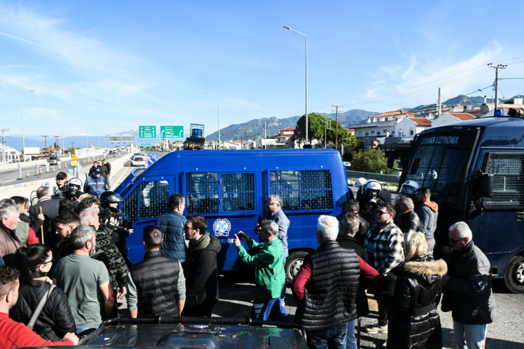 Μπλόκα αγροτών: Πόλεμος με τα ΜΑΤ στη γέφυρα Ρίου-Αντιρρίου