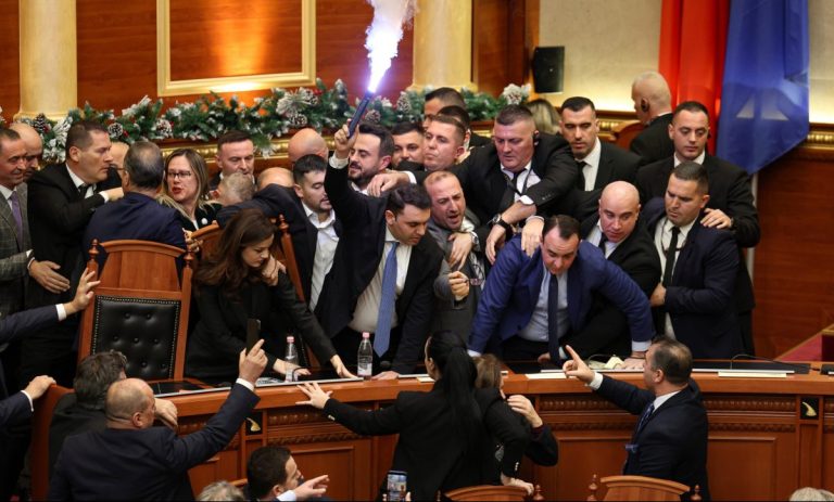 Βουλευτές πιάστηκαν στα χέρια στο αλβανικό κοινοβούλιο