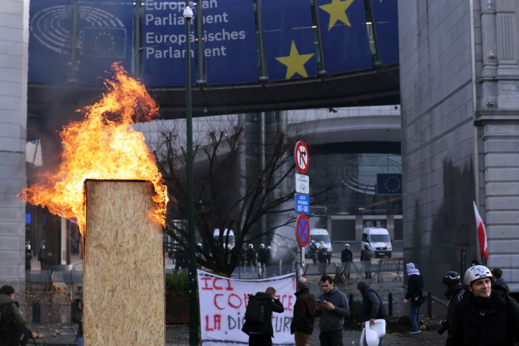 Βρυξέλλες: Σφοδρές συγκρούσεις διαδηλωτών – αστυνομίας, ενόψει της Συνόδου