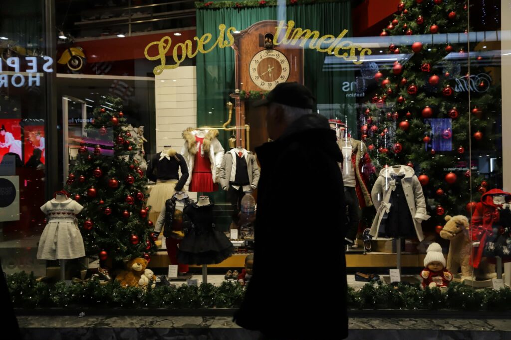 Εορταστικό ωράριο Χριστουγέννων 2025: Ποια καταστήματα θα είναι τελικά κλειστά την Κυριακή 14 Δεκεμβρίου