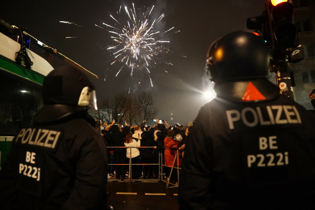 Την παραμονή της Πρωτοχρονιάς, οι γερμανικές πόλεις θυμίζουν εμπόλεμες ζώνες