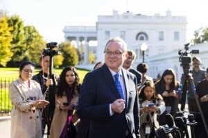 Ο άνθρωπος του Τραμπ για τη Fed που θα ανοίξει τον δρόμο στα χαμηλά επιτόκια