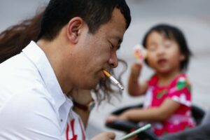 Γιατί τόσοι πολλοί Κινέζοι εξακολουθούν να καπνίζουν;