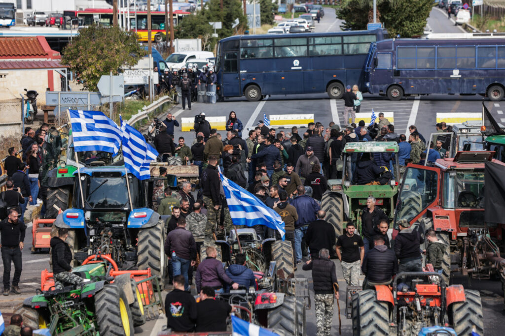 Αγρότες: Επεισόδια και χημικά σε Χανιά και Ηράκλειο – Τα μπλόκα σε όλη την Ελλάδα